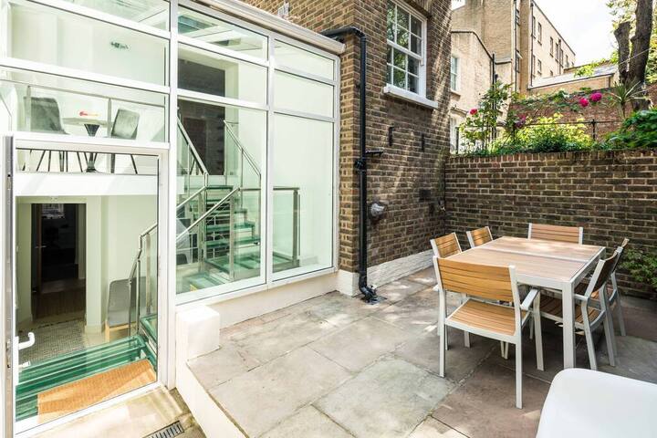 Elegant 2BD Duplex with Outdoor Patio/Glass Canopy gallery image 5