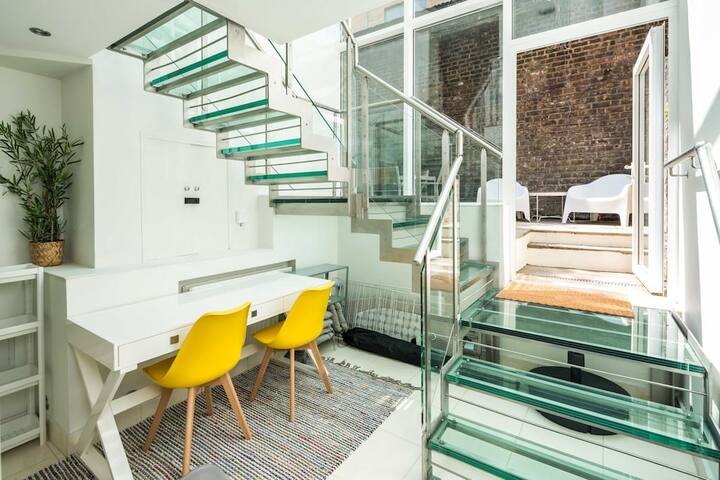 Elegant 2BD Duplex with Outdoor Patio/Glass Canopy gallery image 3