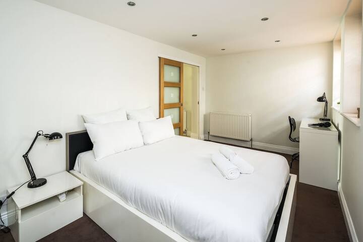 Elegant 2BD Duplex with Outdoor Patio/Glass Canopy gallery image 2