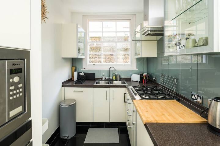 Elegant 2BD Duplex with Outdoor Patio/Glass Canopy gallery image 4