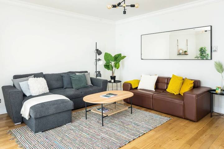 Elegant 2BD Duplex with Outdoor Patio/Glass Canopy