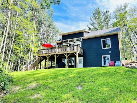 Pet-Friendly Lakeside Lodge with Kayaks and Canoe!