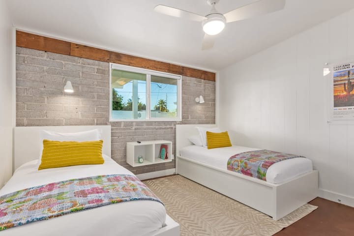 Სასტუმრო ოთახი 2 ორი ერთადგილიანი საწოლით