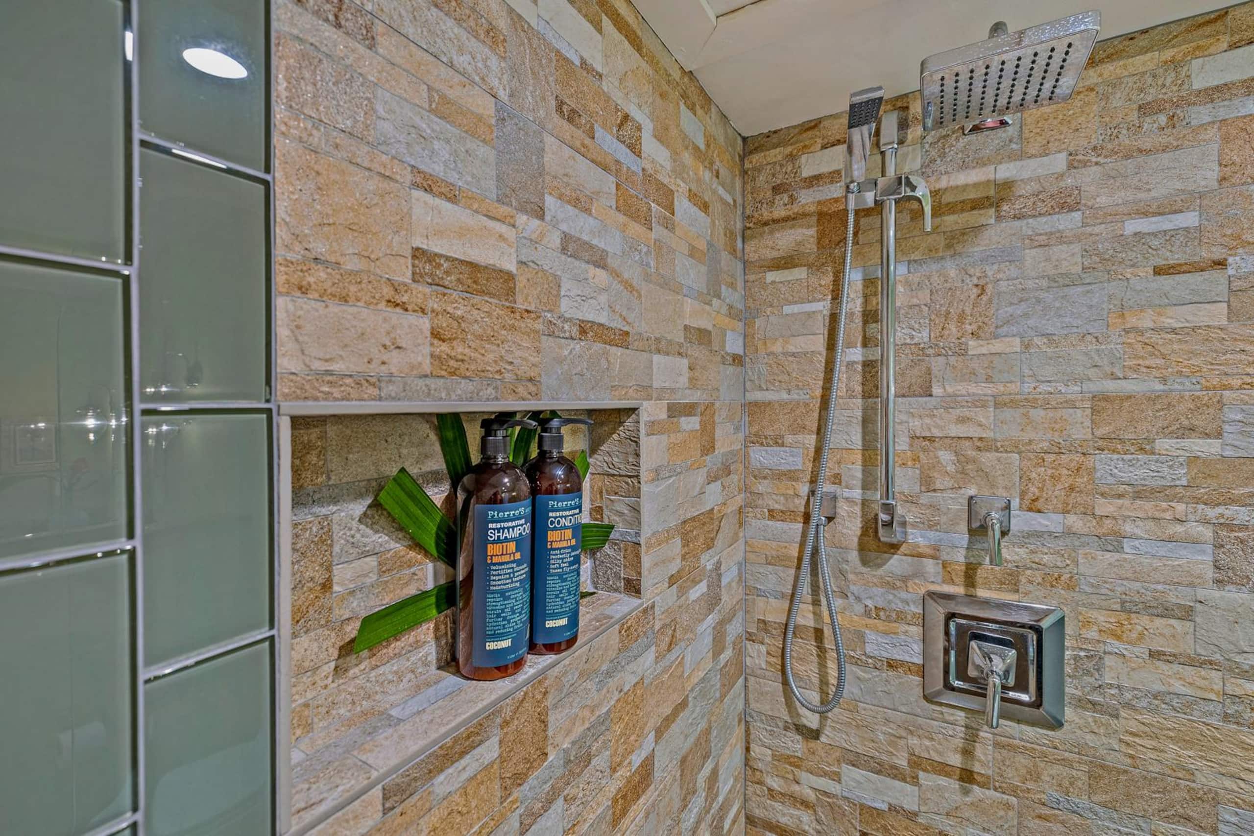 Condo in Lahaina · ★5.0 · 1 bedroom · 2 beds · 2 baths - Image 28