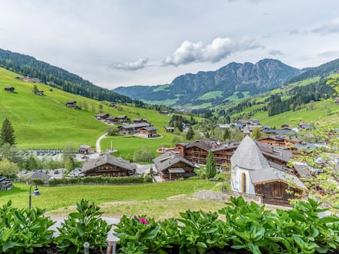 Chalet in panoramic location, 450m to the ski li