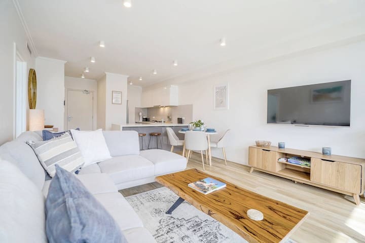 Sunset Summit :Super stylish w/ Ocean views!