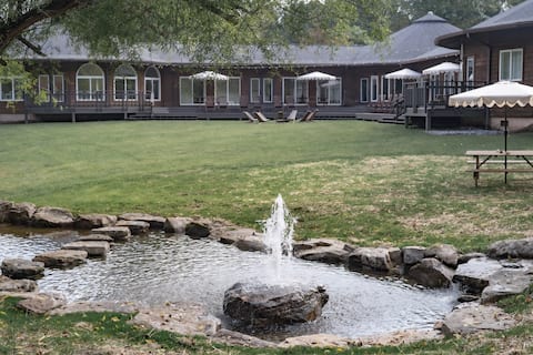 Top performing Airbnb: Spacious Mtn Retreat on 40+ Acres in Mills River