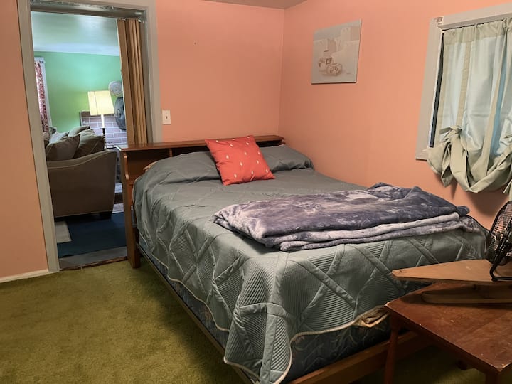 Duerme cómodamente en este dormitorio equipado con cama tamaño queen y sofá cama doble. 