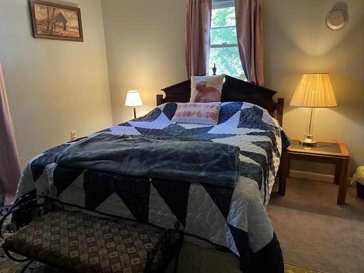 Duerme cómodamente en esta habitación bien equipada con una cama tamaño queen, un vestidor y un armario.