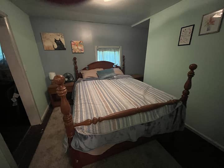 Experimenta la mezcla perfecta de estilo y funcionalidad en esta cocina comedor, perfectamente integrada con el plano de piso abierto de la sala de estar. Este espacio cuidadosamente diseñado viene equipado con un pequeño refrigerador conveniente, un microondas de convección