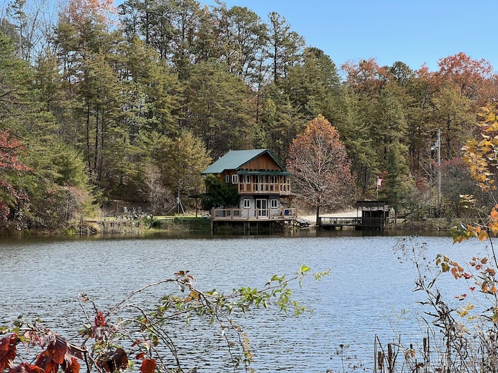 Boo Bear - New lakeside cabin with hot tub