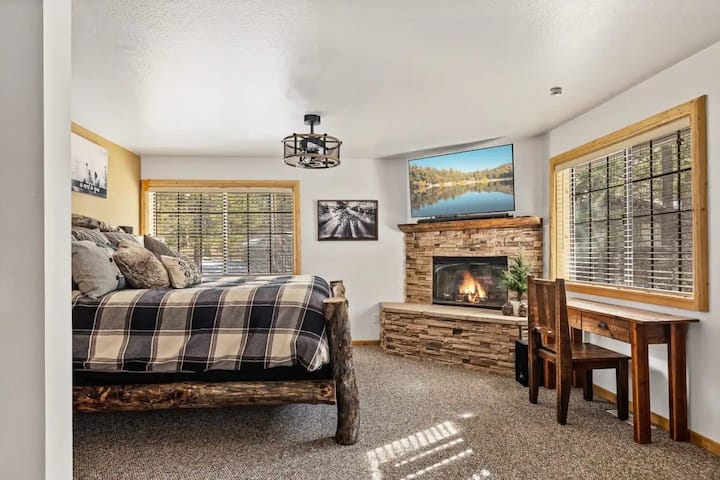 Spálne sú krásne zariadené.