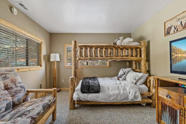 Je tu poschodová posteľ pre deti!