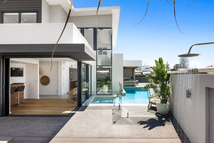 Pet friendly Luxury stay walk to beach & Heated Po