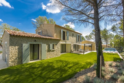 Top Airbnb: Stone Bastide – Gordes – 4 bedrooms – 3 bathrooms in Gordes