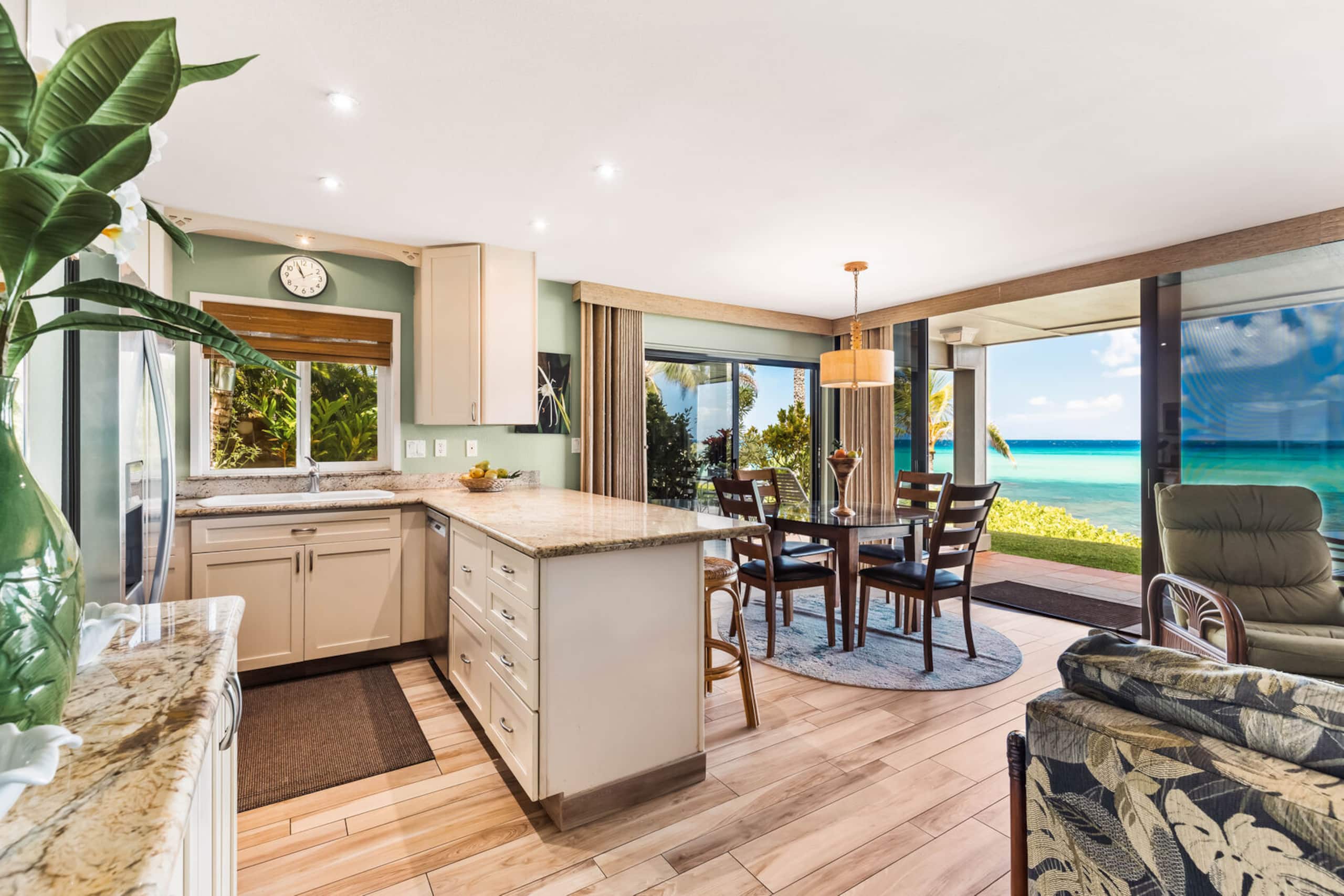 Condo in Lahaina · ★4.7 · 2 bedrooms · 3 beds · 2 baths - Image 10