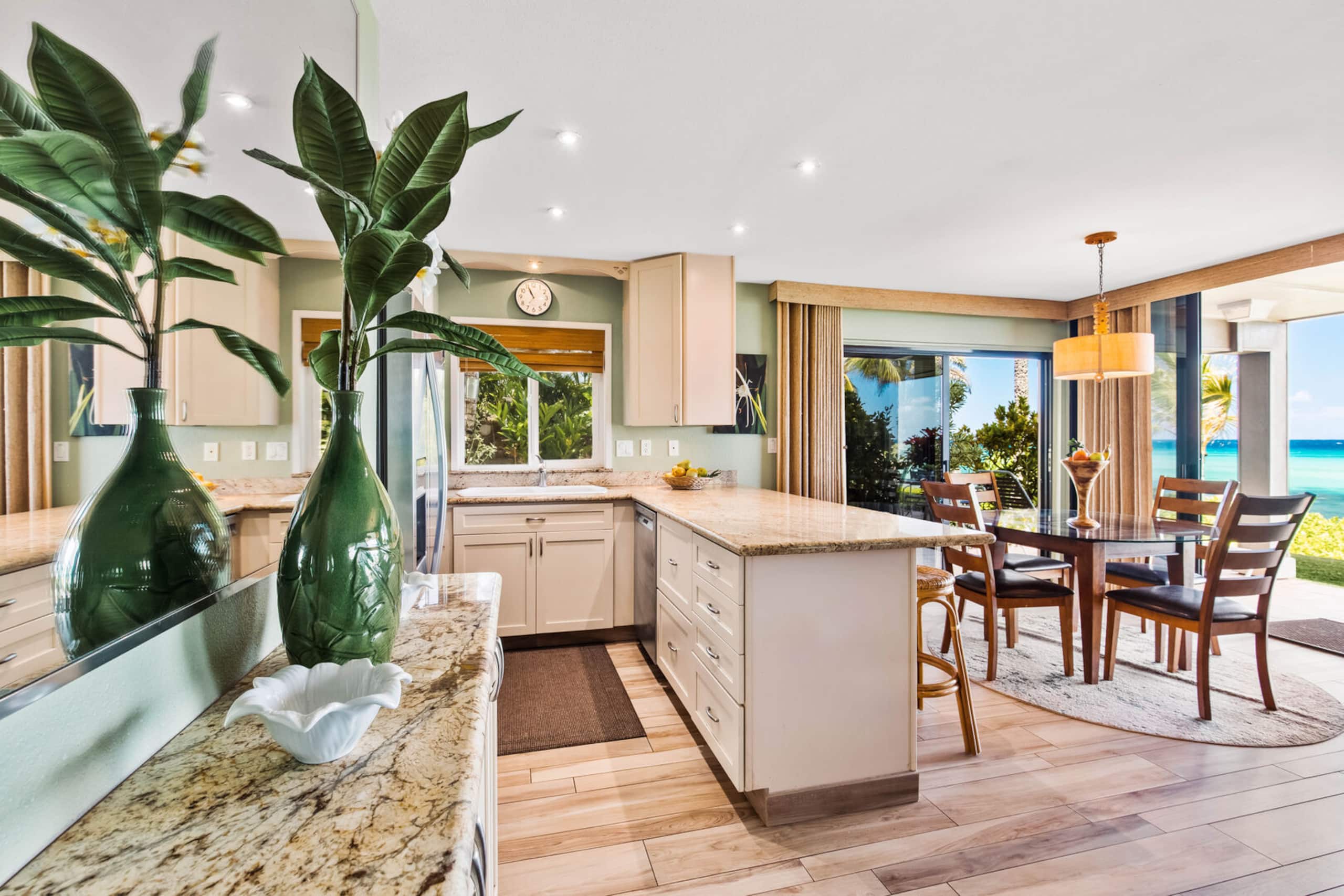 Condo in Lahaina · ★4.7 · 2 bedrooms · 3 beds · 2 baths - Image 4