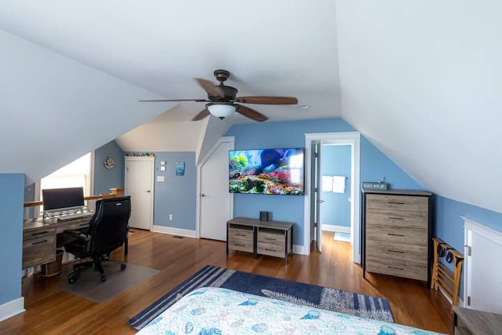 חדר שינה של יחידת דיור נפרדת בקומה השנייה.