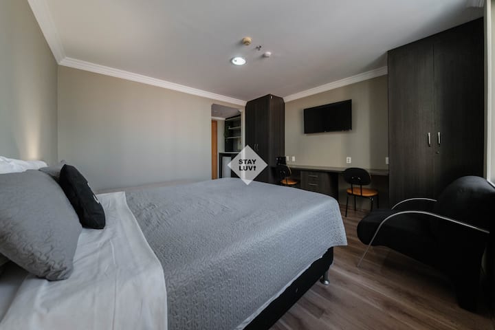 Целосна соба со паметен телевизор