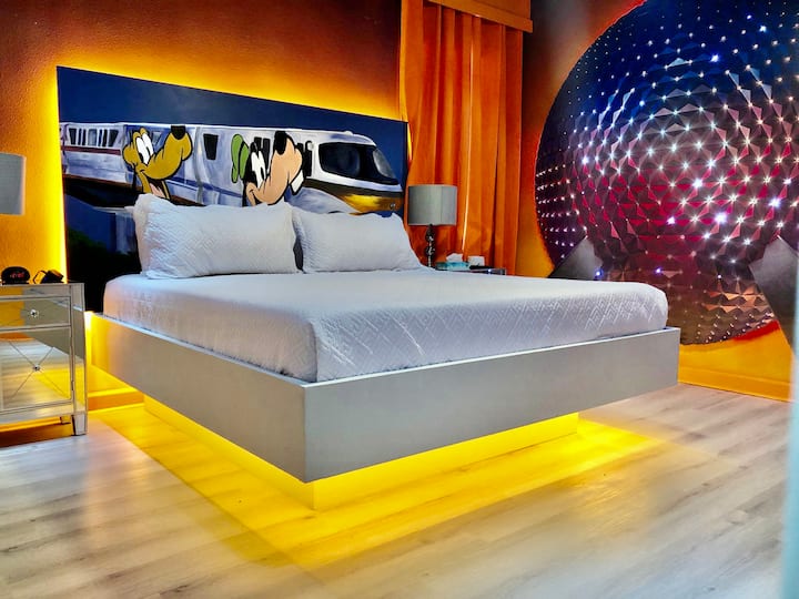 Suita jonë e dhomës së gjumit me tematikë Epcot në katin e parë ka një krevat dopio "king", një televizor inteligjent 55"dhe banjë en suite