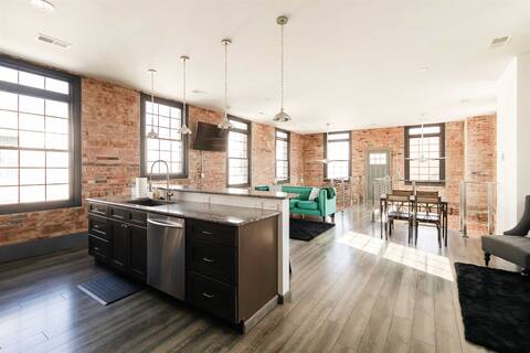 New York Loft Vibes in Downtown Warren