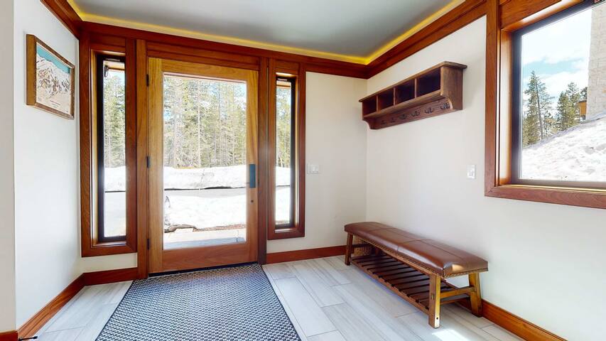 Grand Welcome Mammoth Lakes Vacation managed Airbnb listing 1
