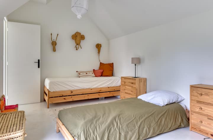 מעונות נחמדים עם 2 מיטות יחיד 