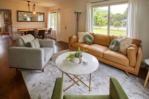 The Gateway House- Ample Space & Views