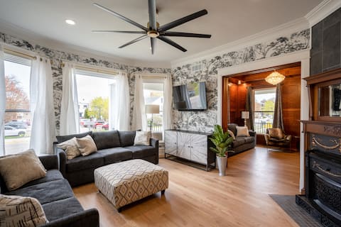 Renovated luxury home in Downtown Grand Haven