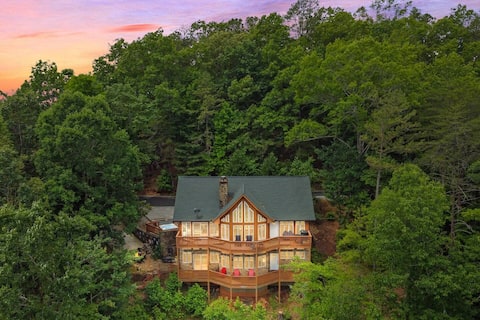 Fall Leaves! 2 min to Helen! Sauna! Hot tub!