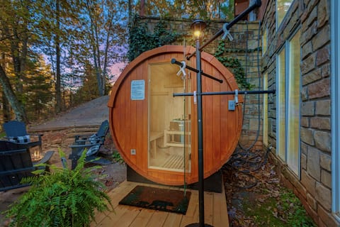 Helen Lodge with Hot Tub & Sauna, 2 min to Helen