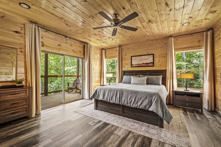 Chambre principale avec salle de bain attenante au rez-de-chaussée