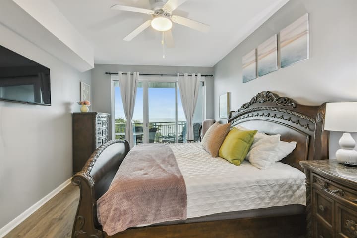 Habitación principal con acceso al balcón y vista a la playa.