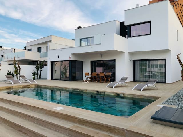 Villa with pool and canal view Av-44