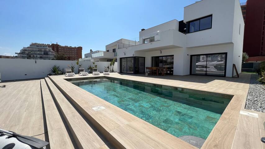 Villa with pool and canal view Av-44 gallery image 2