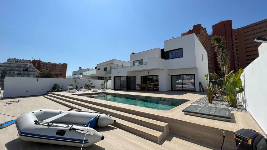 Villa with pool and canal view Av-44 gallery image 4