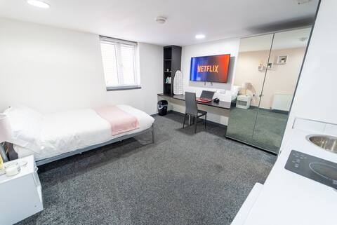 Popular Airbnb listing: Large Studio flat close to City! in Selly Oak