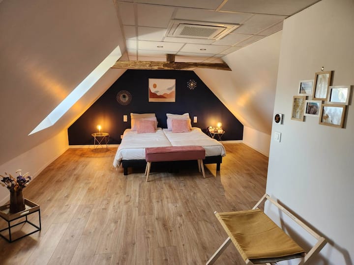 Chumba kikubwa cha kulala chenye single mbili