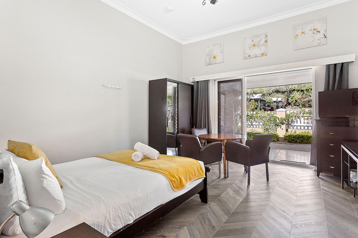 Opustite se u ovom udobnom bračnom krevetu s udobnim krevetom i mirnom atmosferom.