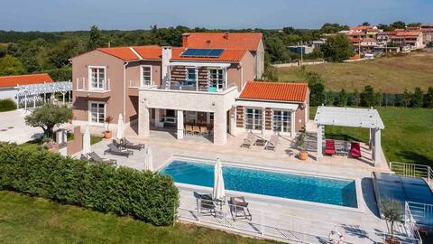Spacious and modern villa with swimming pool