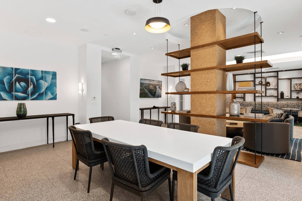 Downtown | Luxury 2BD Apt. | Pool | Gym | Great Vi