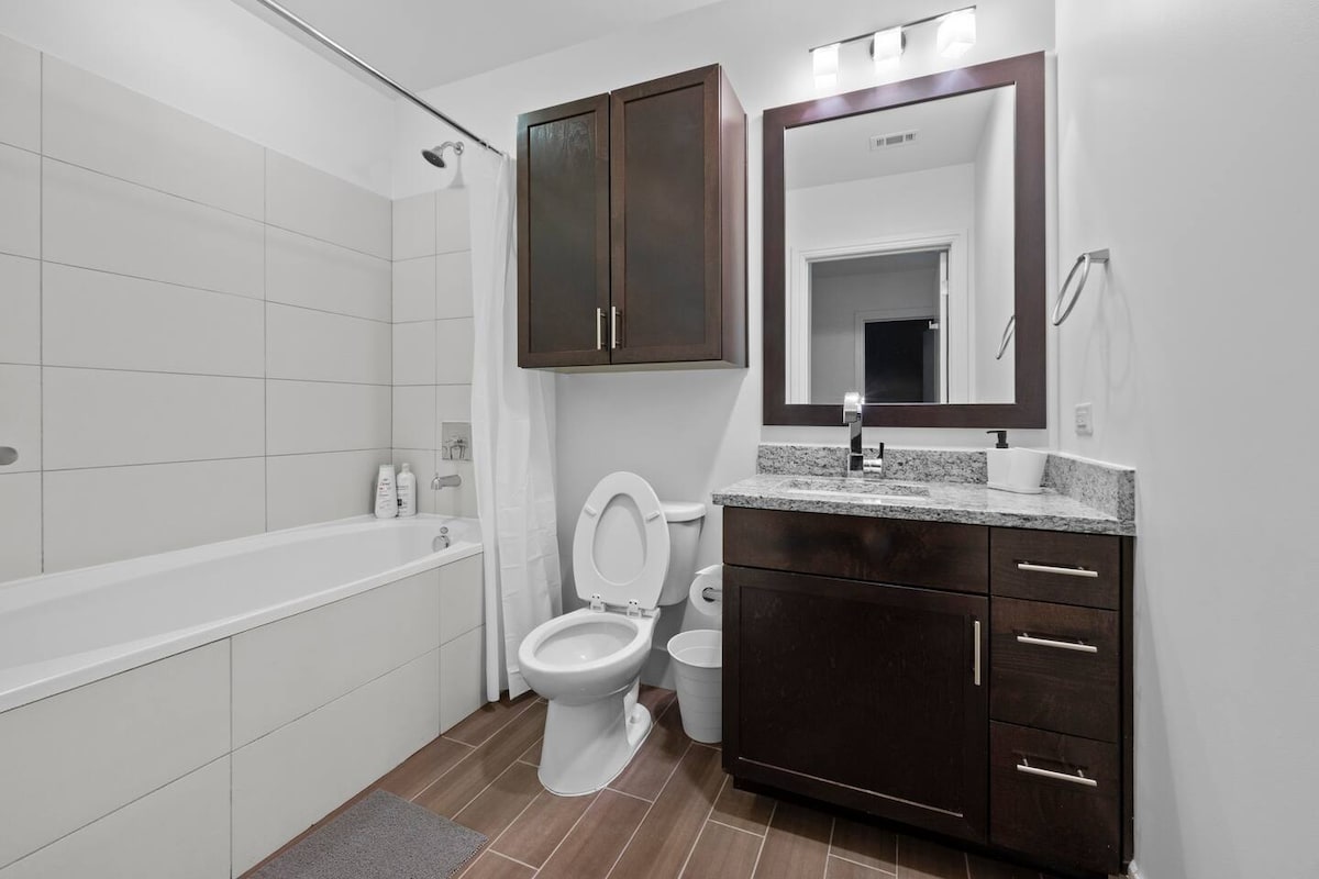 Downtown | Luxury 2BD Apt. | Pool | Gym | Great Vi