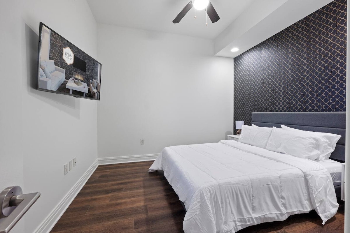 Downtown | Luxury 2BD Apt. | Pool | Gym | Great Vi