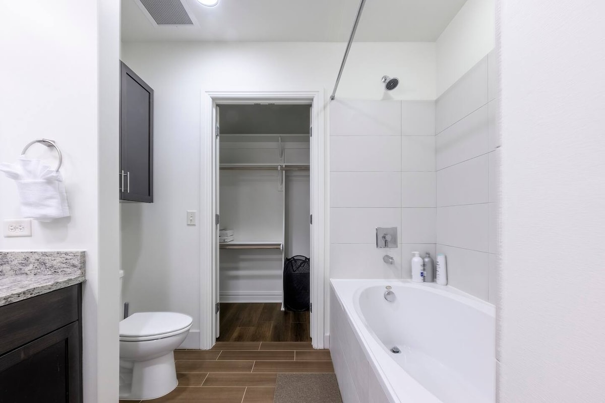 Downtown | Luxury 2BD Apt. | Pool | Gym | Great Vi