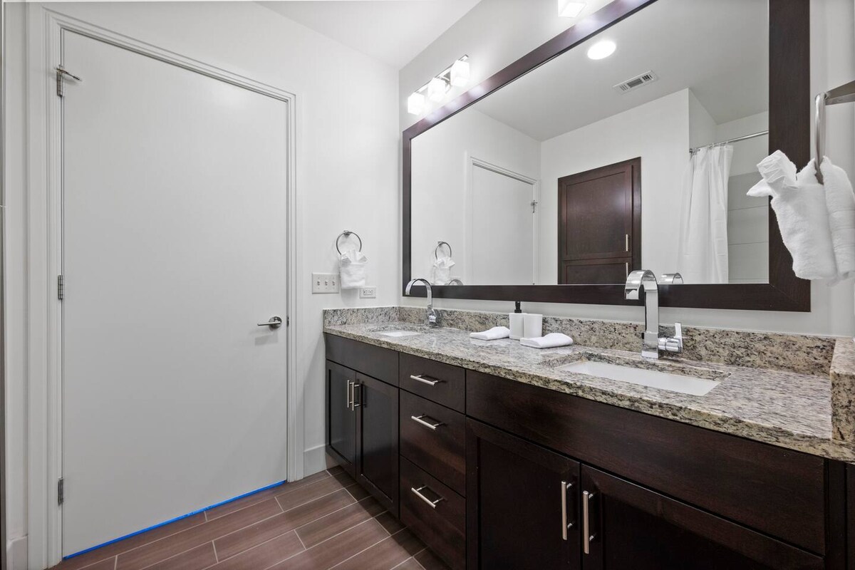 Downtown | Luxury 2BD Apt. | Pool | Gym | Great Vi