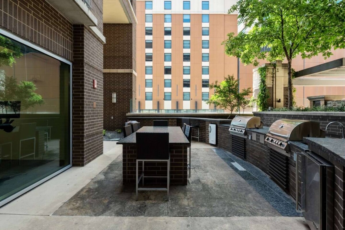 Downtown | Luxury 2BD Apt. | Pool | Gym | Great Vi