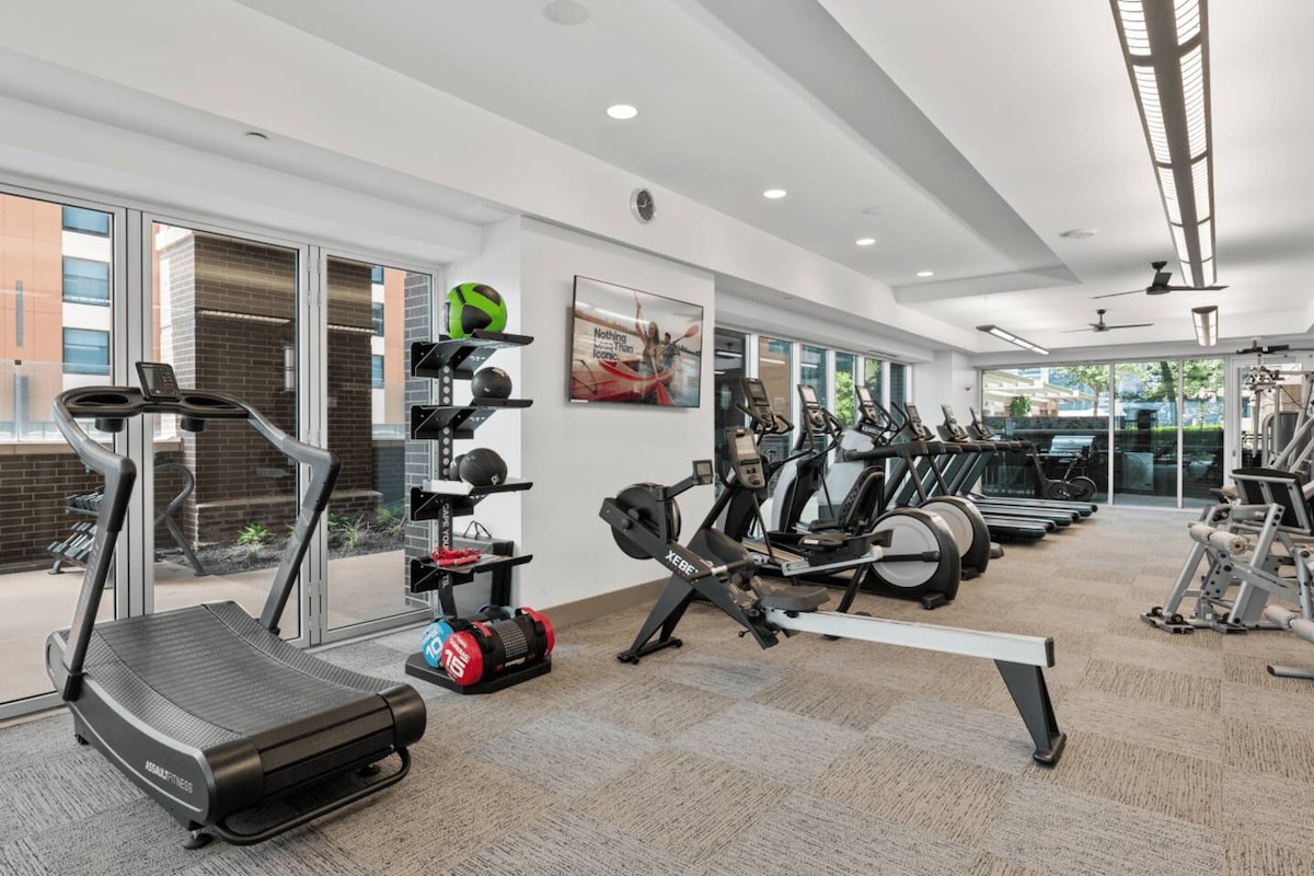 Downtown | Luxury 2BD Apt. | Pool | Gym | Great Vi