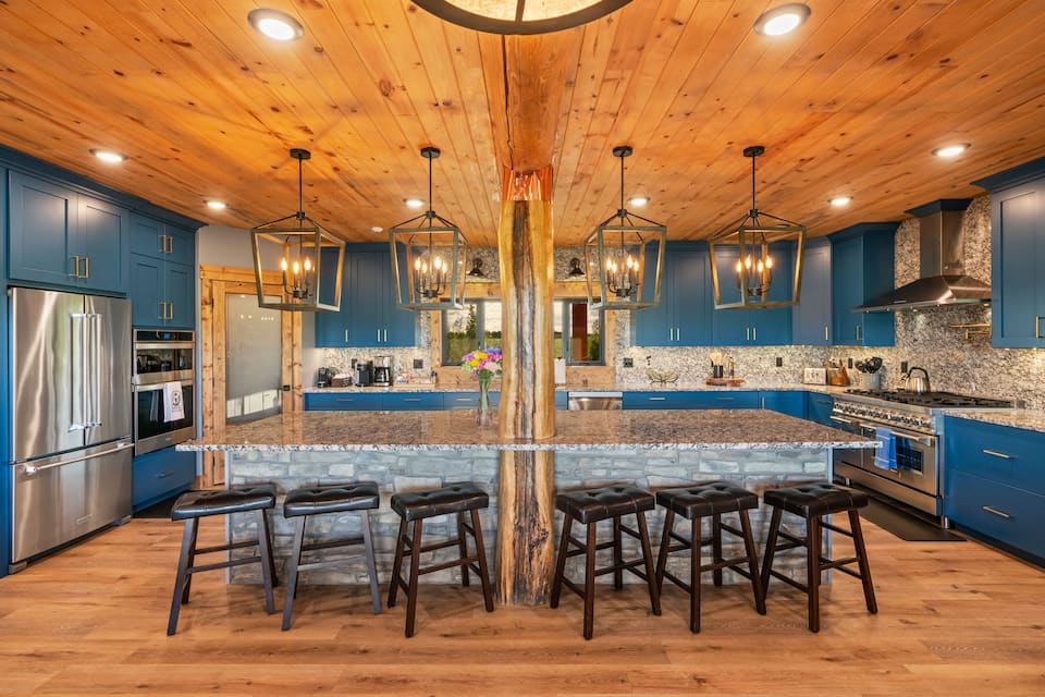 Elk Ridge, a log lodge facing the Tetons, Tetonia, Idaho, United States, photo 7 of 10