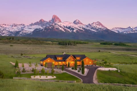 Luxe Log Cabin: Teton Views, Huge Patio, & Hot Tub