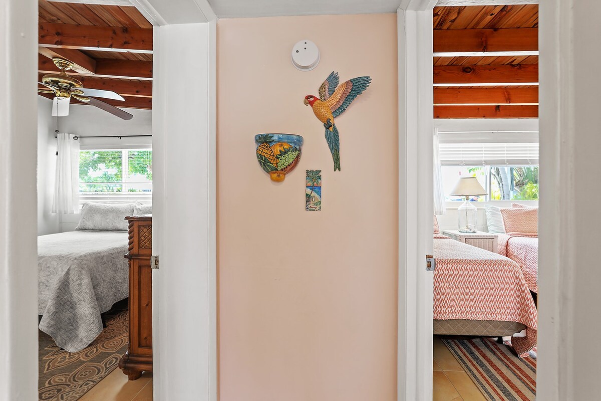 Две спални соби и две бањи.